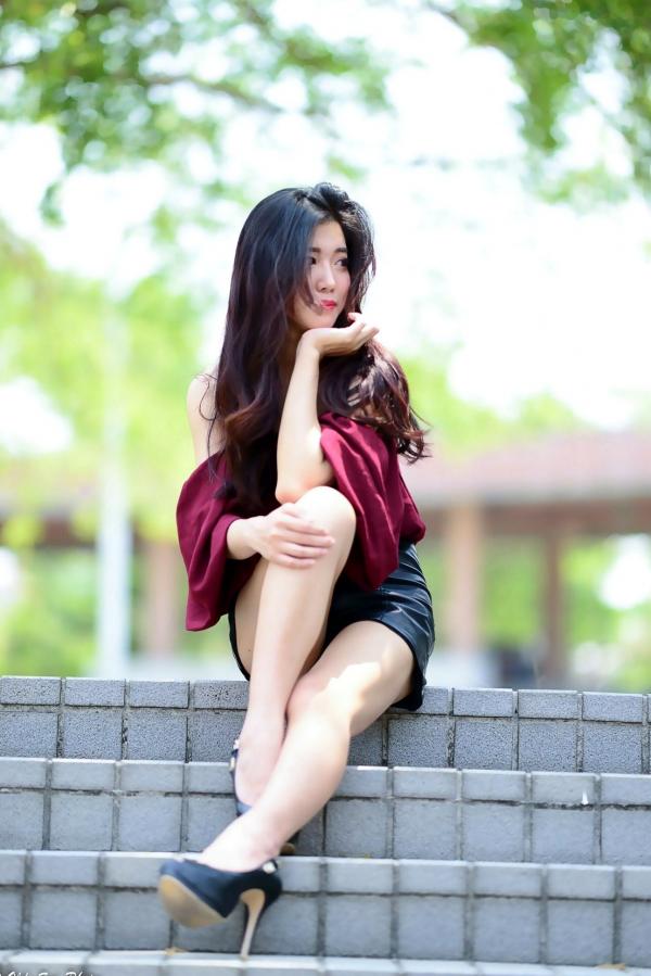 孙莎莎 孙瑜莎莎  台湾正妹孙莎莎高美馆户外性感写真，优雅露肩装展现清新气质与迷人曲线第44张图片