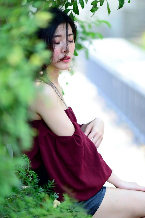 孙莎莎 孙瑜莎莎  台湾正妹孙莎莎高美馆户外性感写真，优雅露肩装展现清新气质与迷人曲线第48张图片