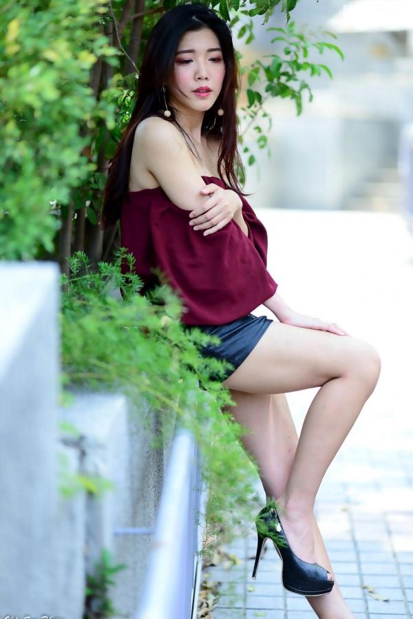 孙莎莎 孙瑜莎莎  台湾正妹孙莎莎高美馆户外性感写真，优雅露肩装展现清新气质与迷人曲线第51张图片