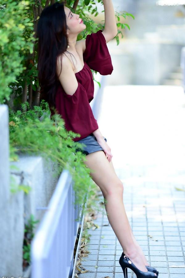 孙莎莎 孙瑜莎莎  台湾正妹孙莎莎高美馆户外性感写真，优雅露肩装展现清新气质与迷人曲线第53张图片