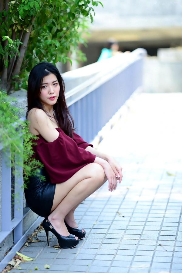 孙莎莎 孙瑜莎莎  台湾正妹孙莎莎高美馆户外性感写真，优雅露肩装展现清新气质与迷人曲线第55张图片