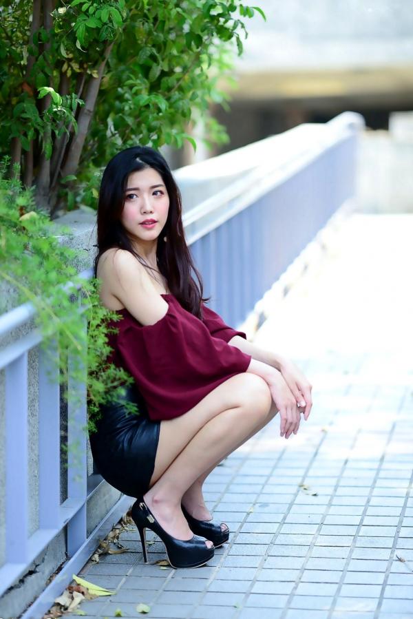 孙莎莎 孙瑜莎莎  台湾正妹孙莎莎高美馆户外性感写真，优雅露肩装展现清新气质与迷人曲线第56张图片