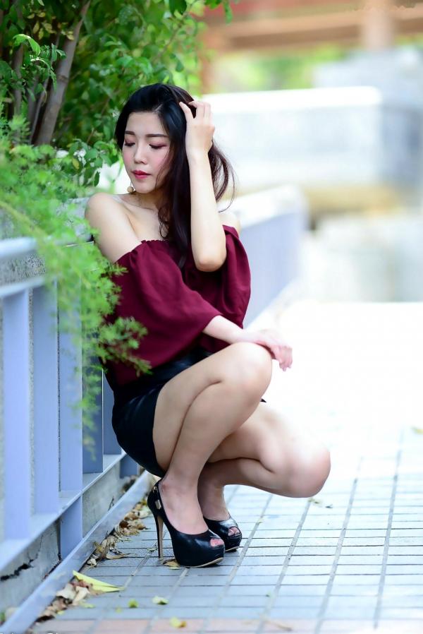 孙莎莎 孙瑜莎莎  台湾正妹孙莎莎高美馆户外性感写真，优雅露肩装展现清新气质与迷人曲线第60张图片