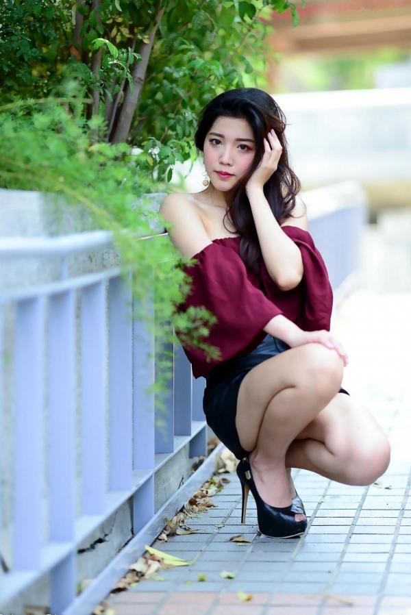 孙莎莎 孙瑜莎莎  台湾正妹孙莎莎高美馆户外性感写真，优雅露肩装展现清新气质与迷人曲线第62张图片