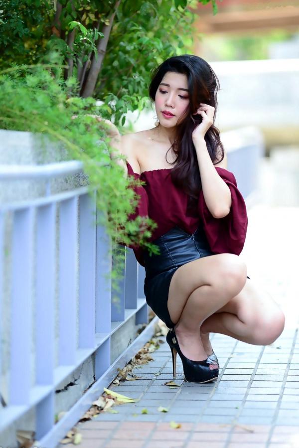 孙莎莎 孙瑜莎莎  台湾正妹孙莎莎高美馆户外性感写真，优雅露肩装展现清新气质与迷人曲线第63张图片