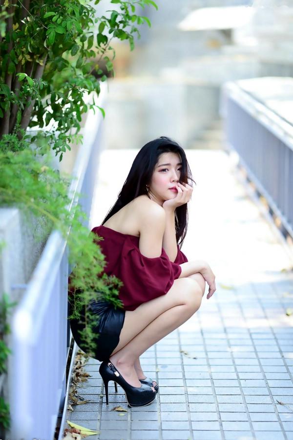 孙莎莎 孙瑜莎莎  台湾正妹孙莎莎高美馆户外性感写真，优雅露肩装展现清新气质与迷人曲线第68张图片