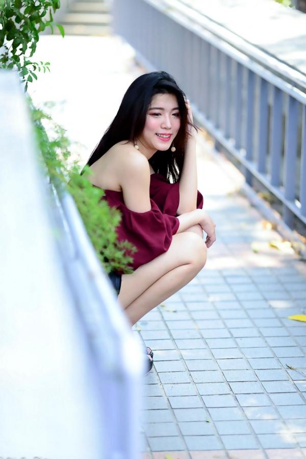 孙莎莎 孙瑜莎莎  台湾正妹孙莎莎高美馆户外性感写真，优雅露肩装展现清新气质与迷人曲线第70张图片