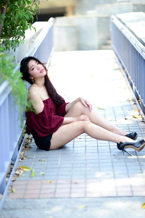 孙莎莎 孙瑜莎莎  台湾正妹孙莎莎高美馆户外性感写真，优雅露肩装展现清新气质与迷人曲线第72张图片