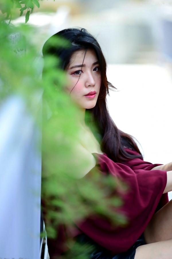 孙莎莎 孙瑜莎莎  台湾正妹孙莎莎高美馆户外性感写真，优雅露肩装展现清新气质与迷人曲线第75张图片