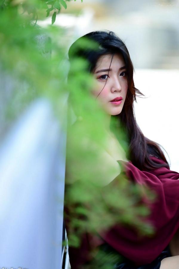 孙莎莎 孙瑜莎莎  台湾正妹孙莎莎高美馆户外性感写真，优雅露肩装展现清新气质与迷人曲线第76张图片
