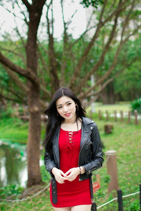 谢立琪   台湾正妹谢立琪大安森林公园私房街拍，修身蓝裙勾勒曼妙曲线，红裙彰显酷飒魅力，气质冷艳女神写真摄影集第36张图片