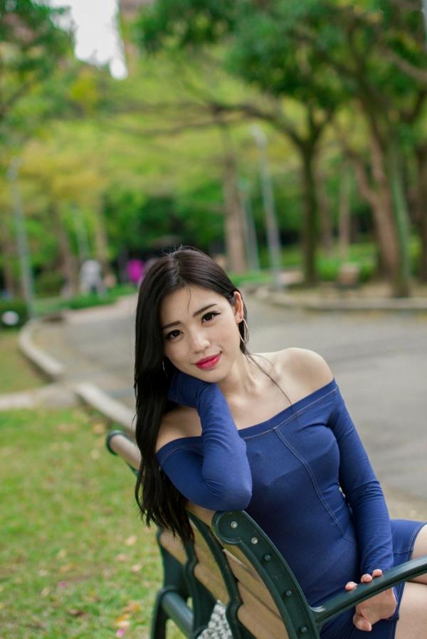 谢立琪   台湾正妹谢立琪大安森林公园私房街拍，修身蓝裙勾勒曼妙曲线，红裙彰显酷飒魅力，气质冷艳女神写真摄影集第37张图片