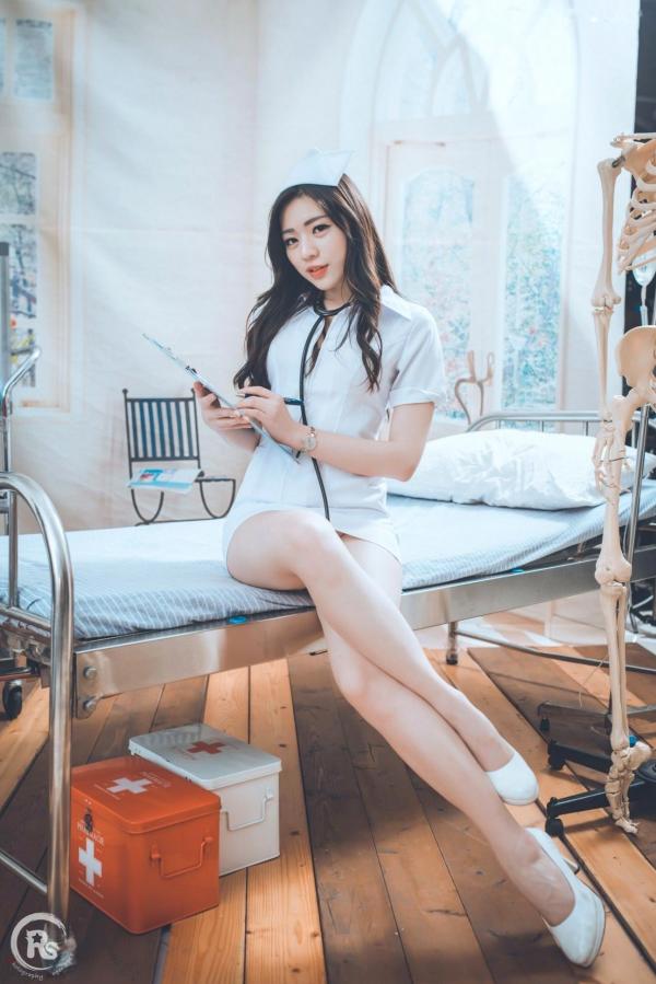 谢立琪   台湾正妹谢立琪《谢雨琪の护士》私房写真：制服诊室诱惑与浴室湿身撩人魅力，演绎极品护士风情第1张图片