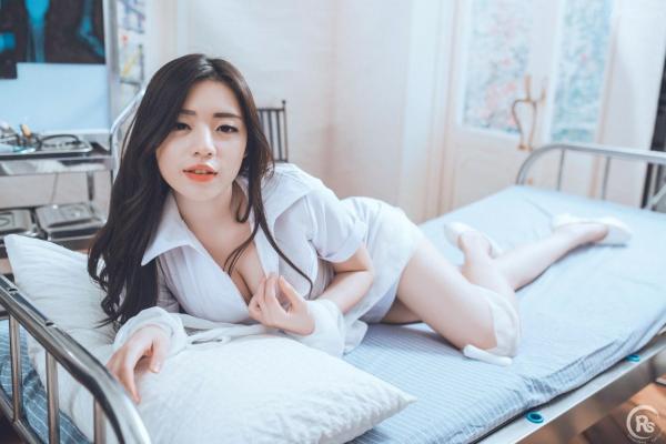 谢立琪   台湾正妹谢立琪《谢雨琪の护士》私房写真：制服诊室诱惑与浴室湿身撩人魅力，演绎极品护士风情第21张图片