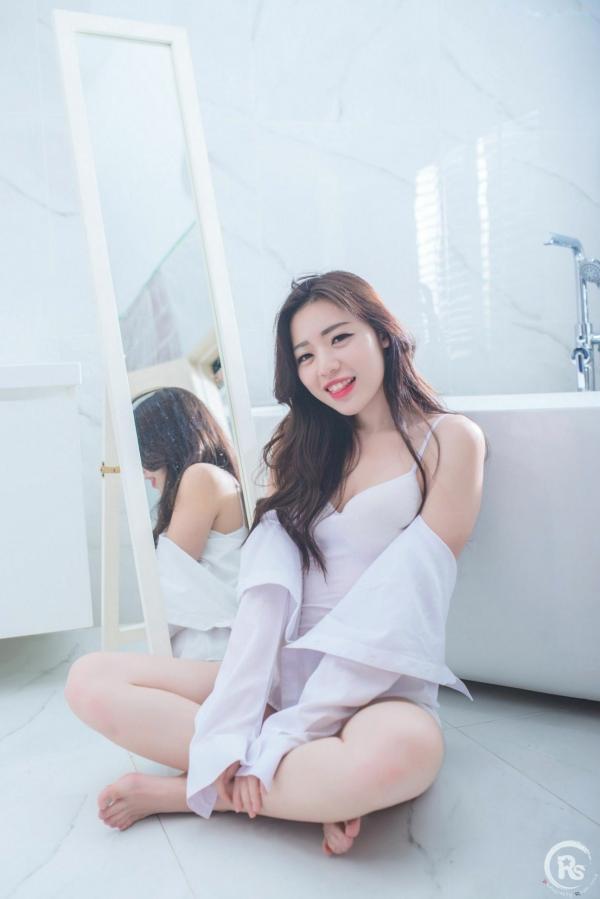 谢立琪   台湾正妹谢立琪《谢雨琪の护士》私房写真：制服诊室诱惑与浴室湿身撩人魅力，演绎极品护士风情第25张图片