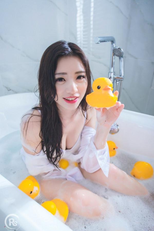 谢立琪   台湾正妹谢立琪《谢雨琪の护士》私房写真：制服诊室诱惑与浴室湿身撩人魅力，演绎极品护士风情第31张图片