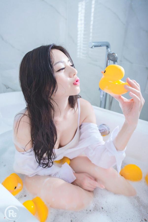 谢立琪   台湾正妹谢立琪《谢雨琪の护士》私房写真：制服诊室诱惑与浴室湿身撩人魅力，演绎极品护士风情第32张图片