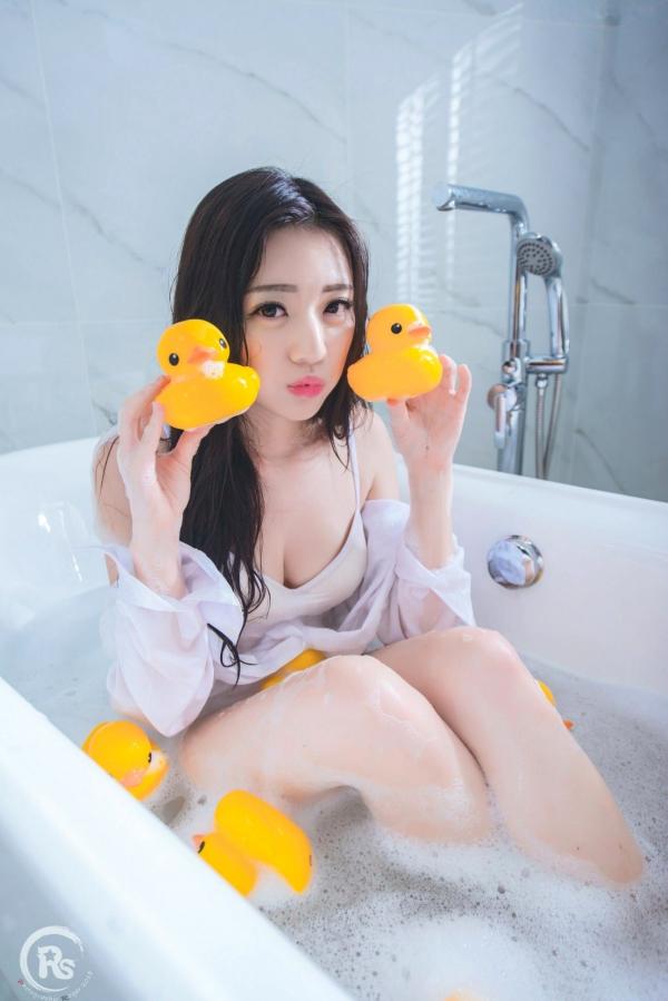 谢立琪   台湾正妹谢立琪《谢雨琪の护士》私房写真：制服诊室诱惑与浴室湿身撩人魅力，演绎极品护士风情第34张图片