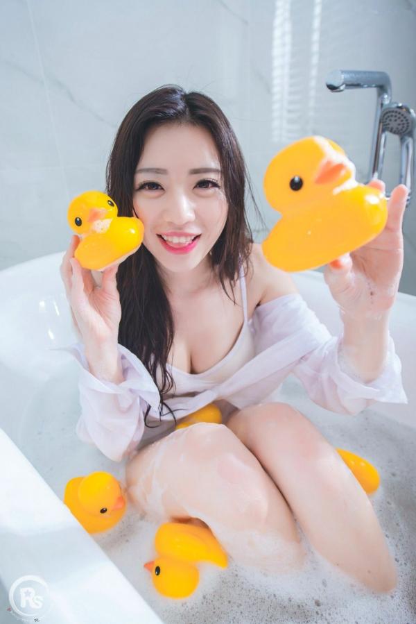谢立琪   台湾正妹谢立琪《谢雨琪の护士》私房写真：制服诊室诱惑与浴室湿身撩人魅力，演绎极品护士风情第35张图片