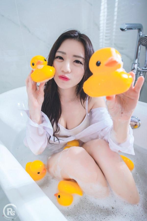 谢立琪   台湾正妹谢立琪《谢雨琪の护士》私房写真：制服诊室诱惑与浴室湿身撩人魅力，演绎极品护士风情第36张图片