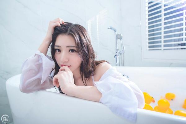 谢立琪   台湾正妹谢立琪《谢雨琪の护士》私房写真：制服诊室诱惑与浴室湿身撩人魅力，演绎极品护士风情第38张图片