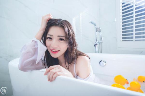 谢立琪   台湾正妹谢立琪《谢雨琪の护士》私房写真：制服诊室诱惑与浴室湿身撩人魅力，演绎极品护士风情第39张图片