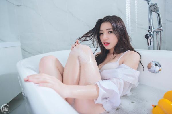 谢立琪   台湾正妹谢立琪《谢雨琪の护士》私房写真：制服诊室诱惑与浴室湿身撩人魅力，演绎极品护士风情第40张图片