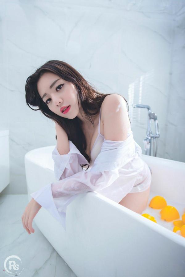 谢立琪   台湾正妹谢立琪《谢雨琪の护士》私房写真：制服诊室诱惑与浴室湿身撩人魅力，演绎极品护士风情第42张图片