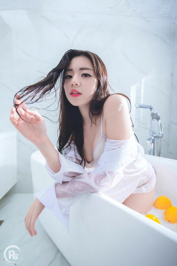 谢立琪   台湾正妹谢立琪《谢雨琪の护士》私房写真：制服诊室诱惑与浴室湿身撩人魅力，演绎极品护士风情第43张图片