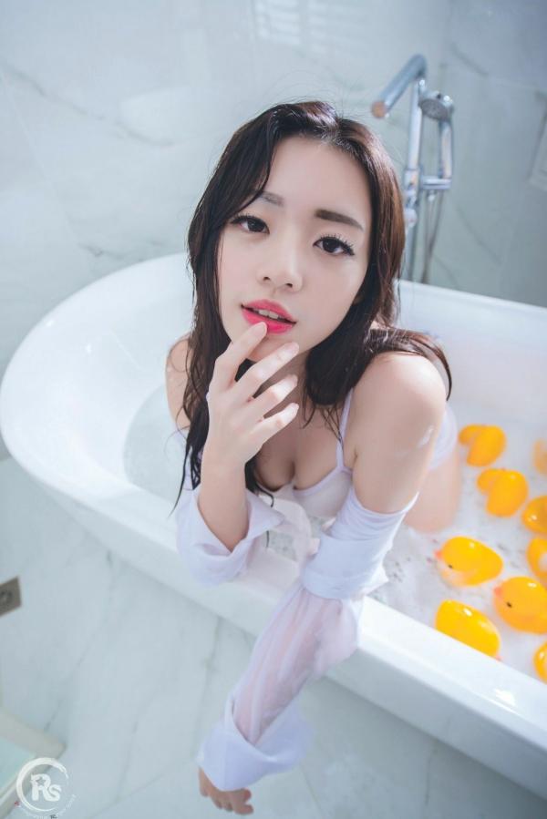 谢立琪   台湾正妹谢立琪《谢雨琪の护士》私房写真：制服诊室诱惑与浴室湿身撩人魅力，演绎极品护士风情第44张图片