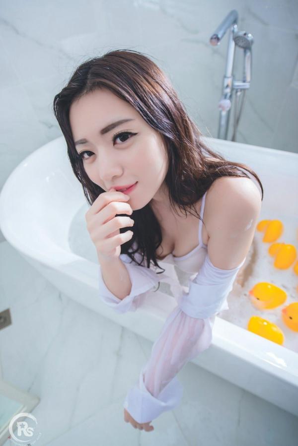 谢立琪   台湾正妹谢立琪《谢雨琪の护士》私房写真：制服诊室诱惑与浴室湿身撩人魅力，演绎极品护士风情第46张图片