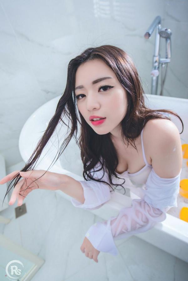 谢立琪   台湾正妹谢立琪《谢雨琪の护士》私房写真：制服诊室诱惑与浴室湿身撩人魅力，演绎极品护士风情第47张图片