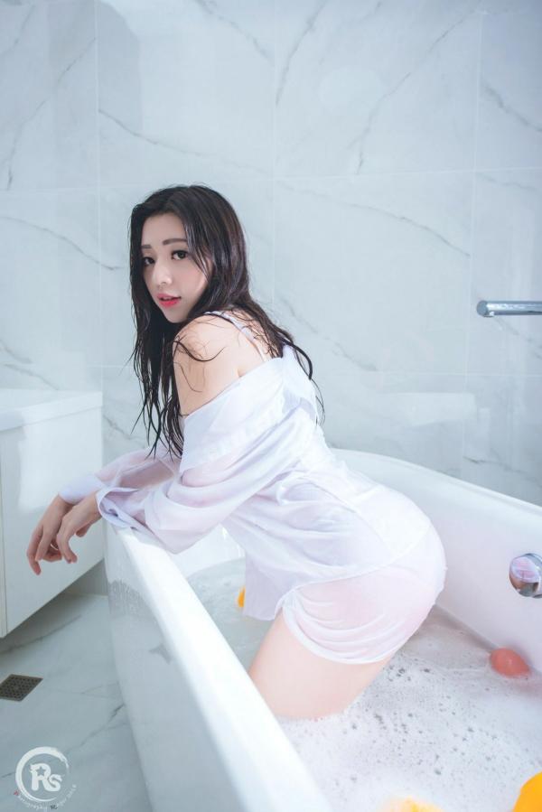 谢立琪   台湾正妹谢立琪《谢雨琪の护士》私房写真：制服诊室诱惑与浴室湿身撩人魅力，演绎极品护士风情第49张图片