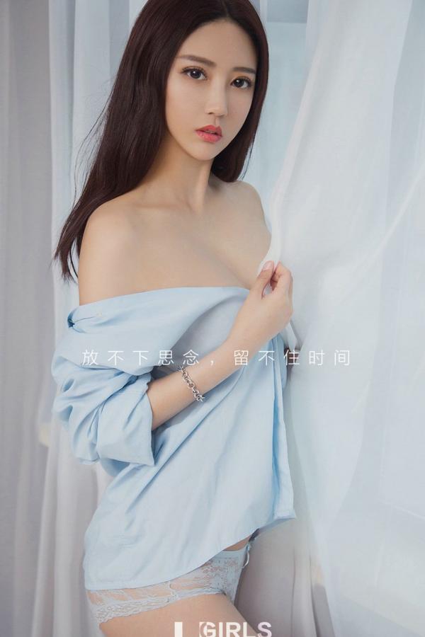 安琪 Angel Wang 安琪清新不寡欲 淡蓝色男友衬衫第2张图片