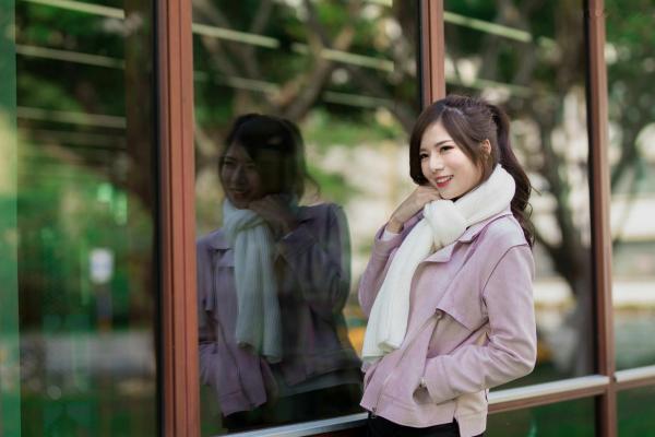 方唯真 Chubby唯真  台湾正妹方唯真《青年公园》唯美户外丝袜写真，清新甜美冬日时尚穿搭第3张图片