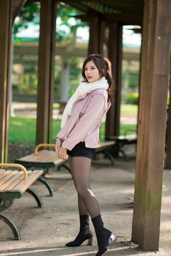 方唯真 Chubby唯真  台湾正妹方唯真《青年公园》唯美户外丝袜写真，清新甜美冬日时尚穿搭第18张图片