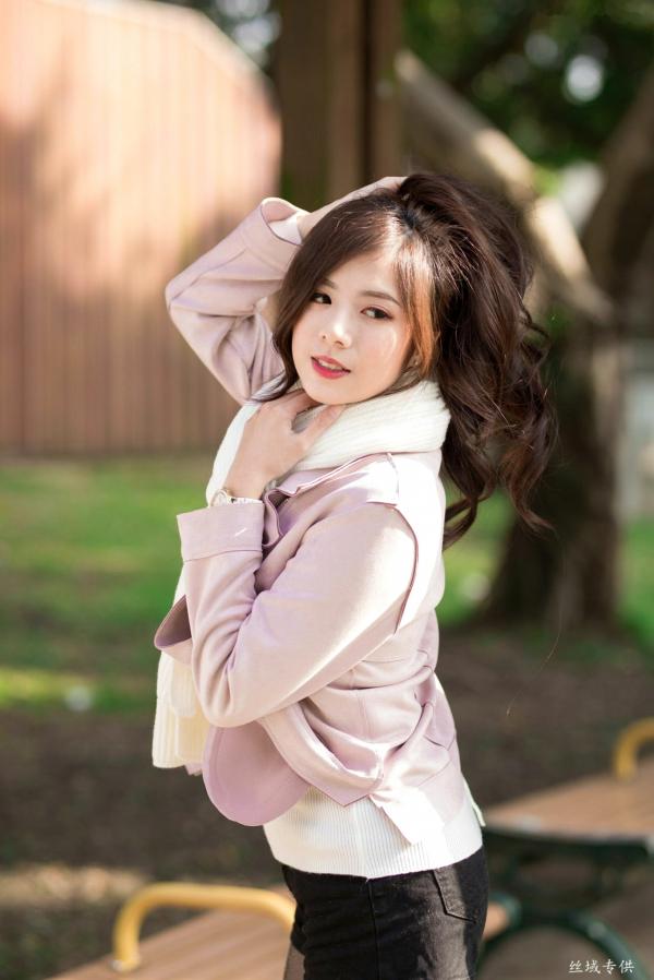 方唯真 Chubby唯真  台湾正妹方唯真《青年公园》唯美户外丝袜写真，清新甜美冬日时尚穿搭第20张图片