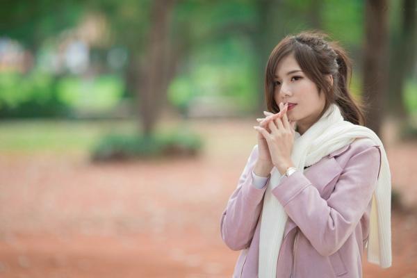 方唯真 Chubby唯真  台湾正妹方唯真《青年公园》唯美户外丝袜写真，清新甜美冬日时尚穿搭第32张图片