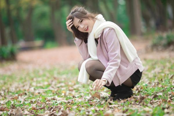 方唯真 Chubby唯真  台湾正妹方唯真《青年公园》唯美户外丝袜写真，清新甜美冬日时尚穿搭第35张图片