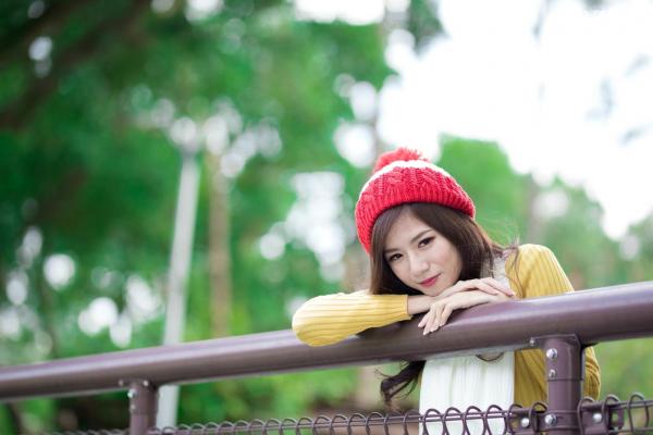 方唯真 Chubby唯真  台湾正妹方唯真《青年公园》唯美户外丝袜写真，清新甜美冬日时尚穿搭第48张图片