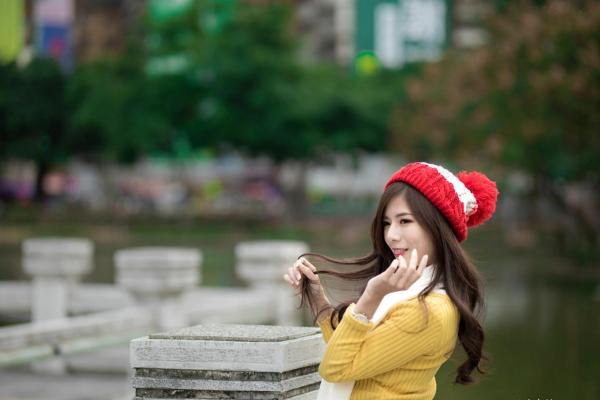 方唯真 Chubby唯真  台湾正妹方唯真《青年公园》唯美户外丝袜写真，清新甜美冬日时尚穿搭第58张图片