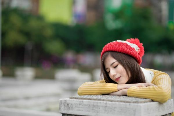 方唯真 Chubby唯真  台湾正妹方唯真《青年公园》唯美户外丝袜写真，清新甜美冬日时尚穿搭第61张图片