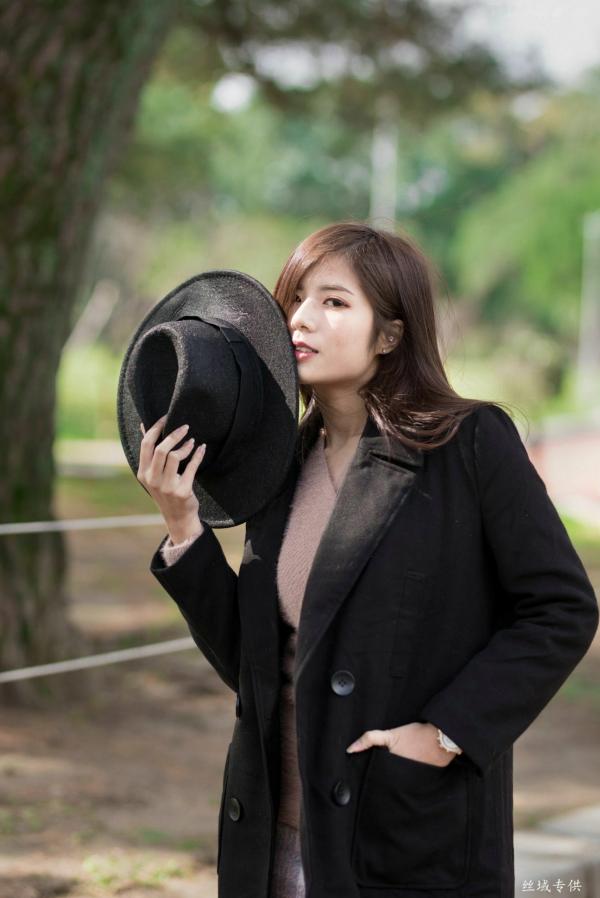 方唯真 Chubby唯真  台湾正妹方唯真《青年公园》唯美户外丝袜写真，清新甜美冬日时尚穿搭第73张图片