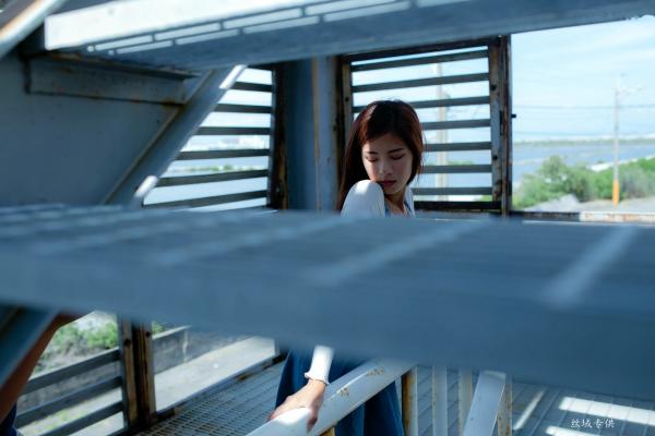 方唯真 Chubby唯真  台湾正妹方唯真户外工业风清新写真，甜美气质女神优雅牛仔吊带裙私房生活照第2张图片
