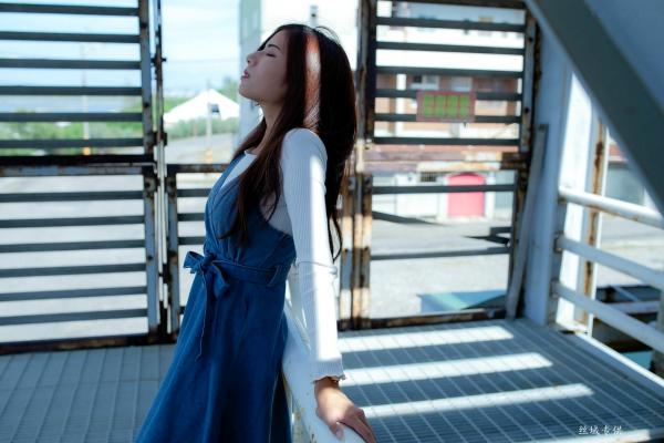 方唯真 Chubby唯真  台湾正妹方唯真户外工业风清新写真，甜美气质女神优雅牛仔吊带裙私房生活照第3张图片