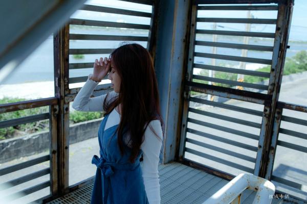 方唯真 Chubby唯真  台湾正妹方唯真户外工业风清新写真，甜美气质女神优雅牛仔吊带裙私房生活照第4张图片