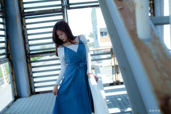 方唯真 Chubby唯真  台湾正妹方唯真户外工业风清新写真，甜美气质女神优雅牛仔吊带裙私房生活照第6张图片