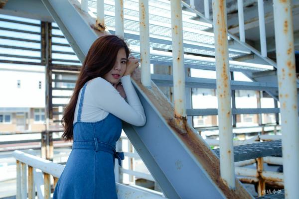 方唯真 Chubby唯真  台湾正妹方唯真户外工业风清新写真，甜美气质女神优雅牛仔吊带裙私房生活照第8张图片