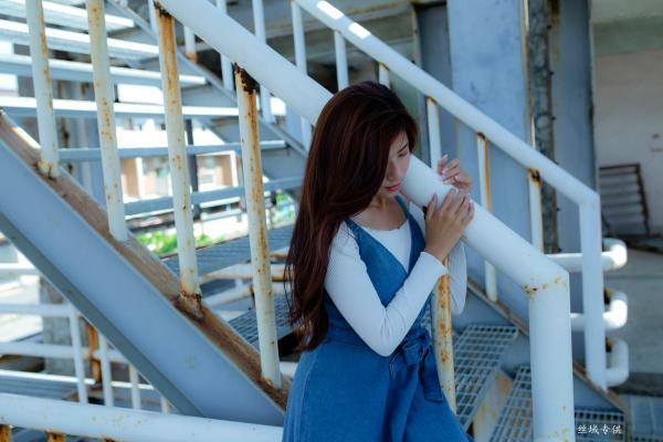 方唯真 Chubby唯真  台湾正妹方唯真户外工业风清新写真，甜美气质女神优雅牛仔吊带裙私房生活照第11张图片