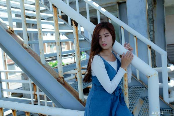 方唯真 Chubby唯真  台湾正妹方唯真户外工业风清新写真，甜美气质女神优雅牛仔吊带裙私房生活照第12张图片